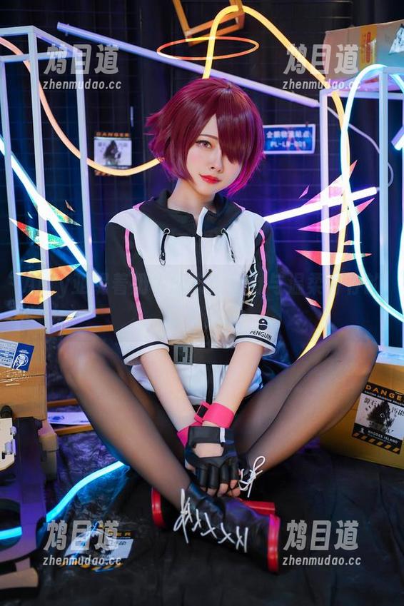 Arty亚缇着奶牛泳衣：狂野与温柔并存的写真资源