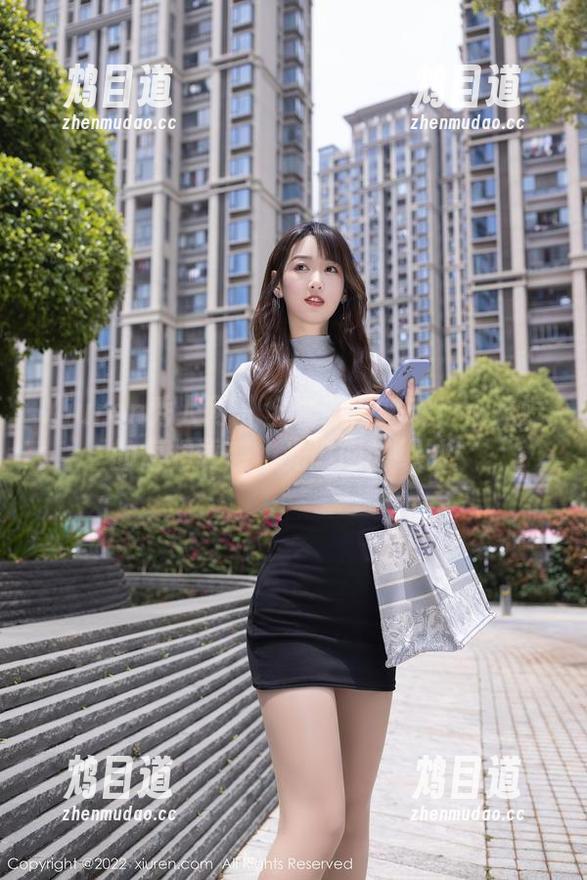 Xiuren秀人网-小逗逗 Xiuren秀人网 - 全套原图来袭!小逗逗的短裙诱惑,光影间的绝妙!