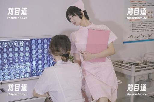 在泳池里迷失：云溪溪的高清写真集