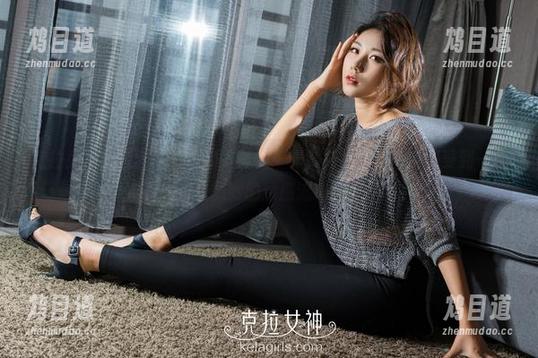 克拉女神-凌雪 克拉女神 - 凌雪黑白图集,最新!光影交织间你可以感受到一丝丝微妙的情感流动。