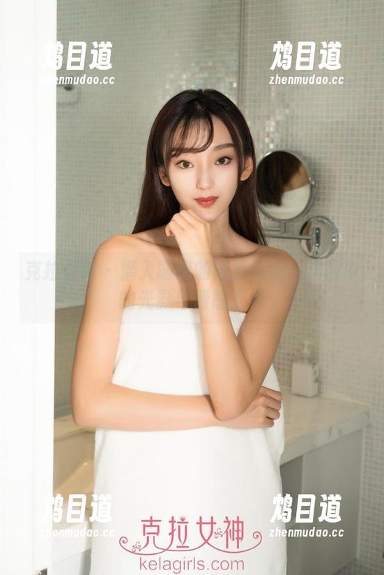 克拉女神 - 潜入晓晓的泳池私拍：作品中的光影与情感交织