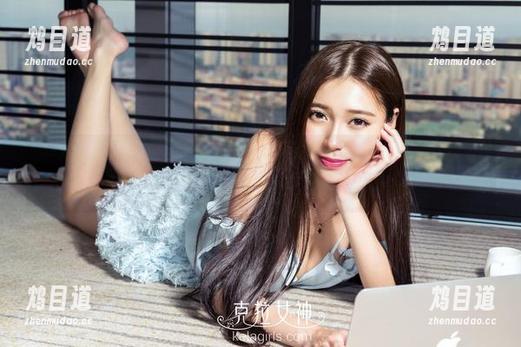 克拉女神-高子琁 克拉女神 - 海边随拍:高子琁的新图包更新,竟然有人在沙滩上追逐鸽子?