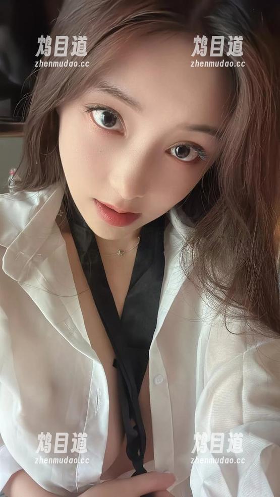 奶雯 微密圈 - 奶雯的真实瞬间:无圣光风格白衬衣红色内内合集,欲望的低语