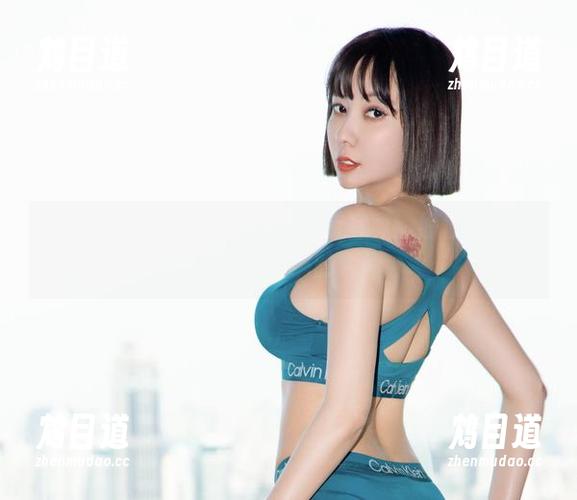 微密圈 - 果儿Victoria泳装写真：偷偷捕捉那些令人心跳的瞬间