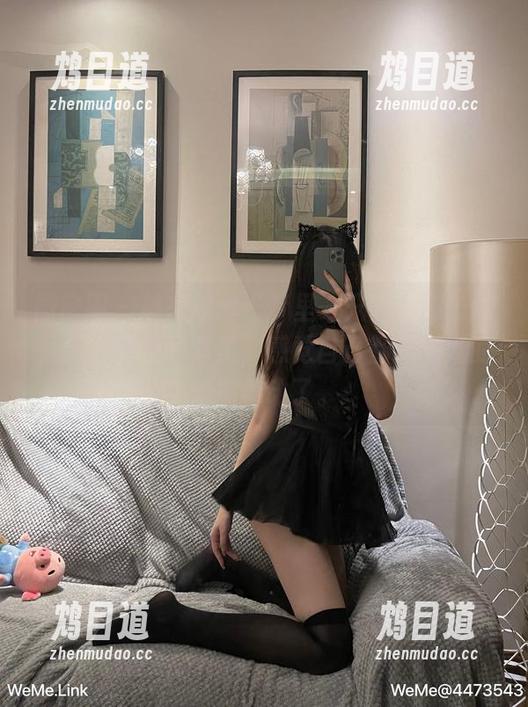 微密圈 - 越来越爱“梦里一只喵”的长腿，分享她的写真集，感觉自己都跟着她的姿态舞动了。