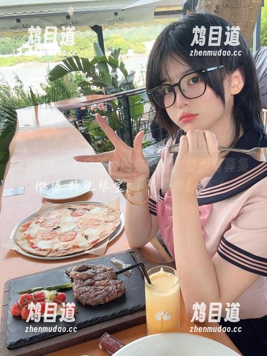 探索眼酱大魔王w的办公室：最新写真集，光影交错下的秘密！