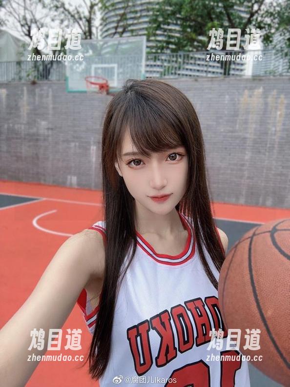 腐团儿Ikaros连衣裙cos大赏：你们觉得她的裙子好看还是她更好看？