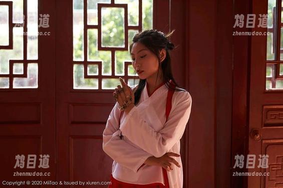 蜜桃社-美绪 蜜桃社 - 美绪的私拍,空姐外衣下的秘密,偷偷告诉你…