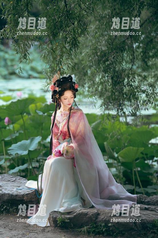 雯妹不讲道理泳池COS照，光线打在水面上，简直就是水下的时尚秀，别说我爱上了！