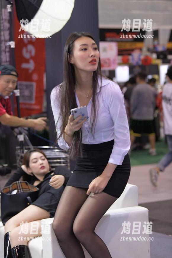 魔镜街拍 - 从销售到粉裙：婷婷的日常福利图集，绝对不止于工作！