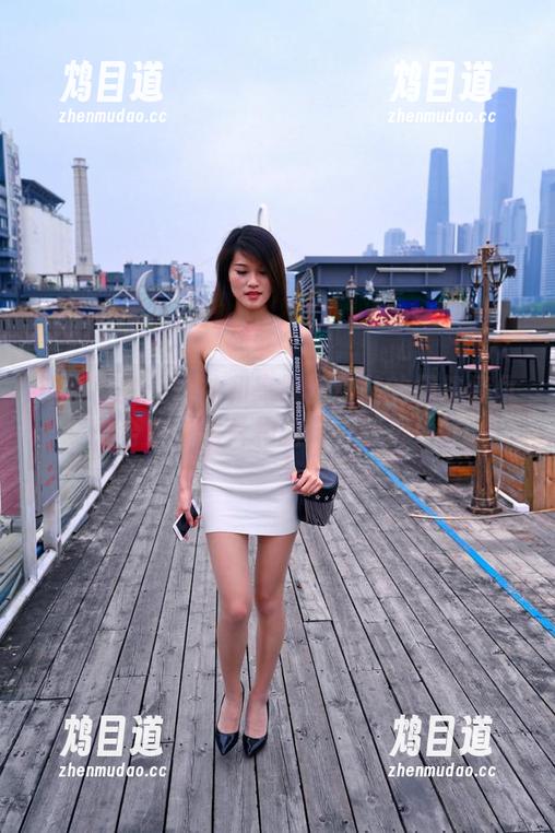 魔镜街拍：丝袜和高跟运动鞋的恩怨情仇合集，照片构图真一级棒！