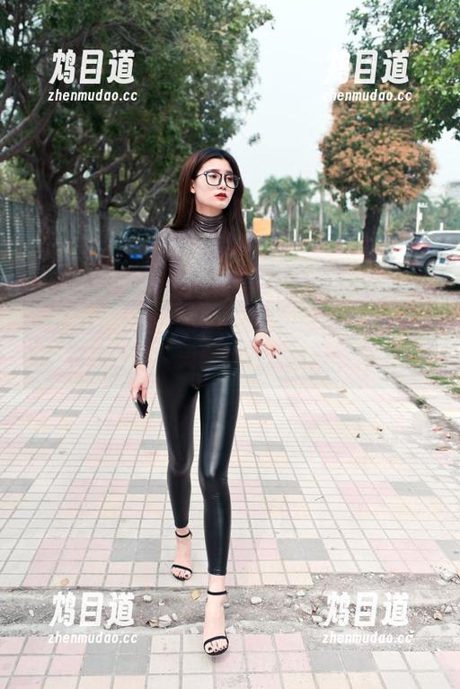 最近潮流来袭——魔镜街拍最新淡黄色连衣裙街拍，美女的图片简直燃爆！